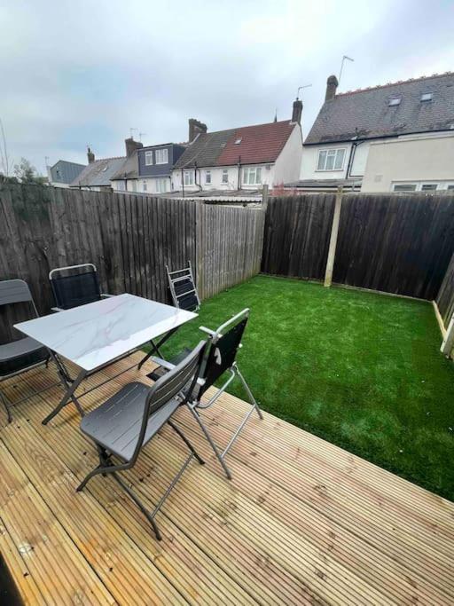 Tooting Lodge London - Cosy 2 Bedroom House With Garden, 5 Mins Walk To Tube Station Екстериор снимка